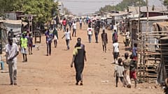 سودانيون يسيرون في أحد شوارع جوبا، جنوب السودان، الخميس 13 شباط/ فبراير 2025.