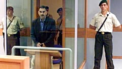 Abdullah Öcalan, İmralı adasındaki bir duruşmada kurşun geçirmez camın arkasında bekliyor, 31 Mayıs 1999