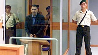 Abdullah Öcalan, İmralı adasındaki bir duruşmada kurşun geçirmez camın arkasında bekliyor, 31 Mayıs 1999