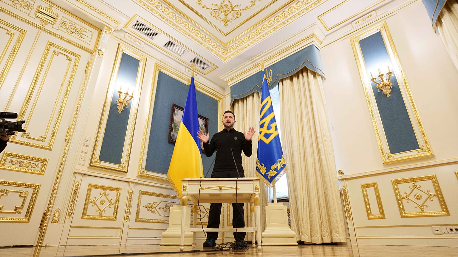 Il presidente ucraino Zelensky parla ai media a Kiev