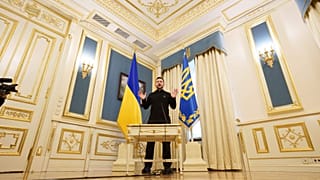 El presidente ucraniano, Volodímir Zelenski, habla con los periodistas durante una conferencia de prensa en Kiev, Ucrania, el miércoles 26 de febrero de 2025