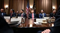 El presidente Donald Trump celebra su primera reunión de Gabinete en la Casa Blanca en Washington, el miércoles 26 de febrero de 2025.