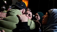 Presos palestinos son saludados tras ser liberados de una prisión israelí tras un acuerdo de alto el fuego entre Israel y Hamás, jueves 27 de febrero de 2025. 