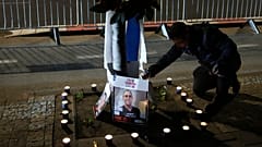 Фотографии четырех возвращенных убитых заложников возле здания Института судебной экспертизы в Тель-Авиве