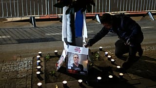 Фотографии четырех возвращенных убитых заложников возле здания Института судебной экспертизы в Тель-Авиве