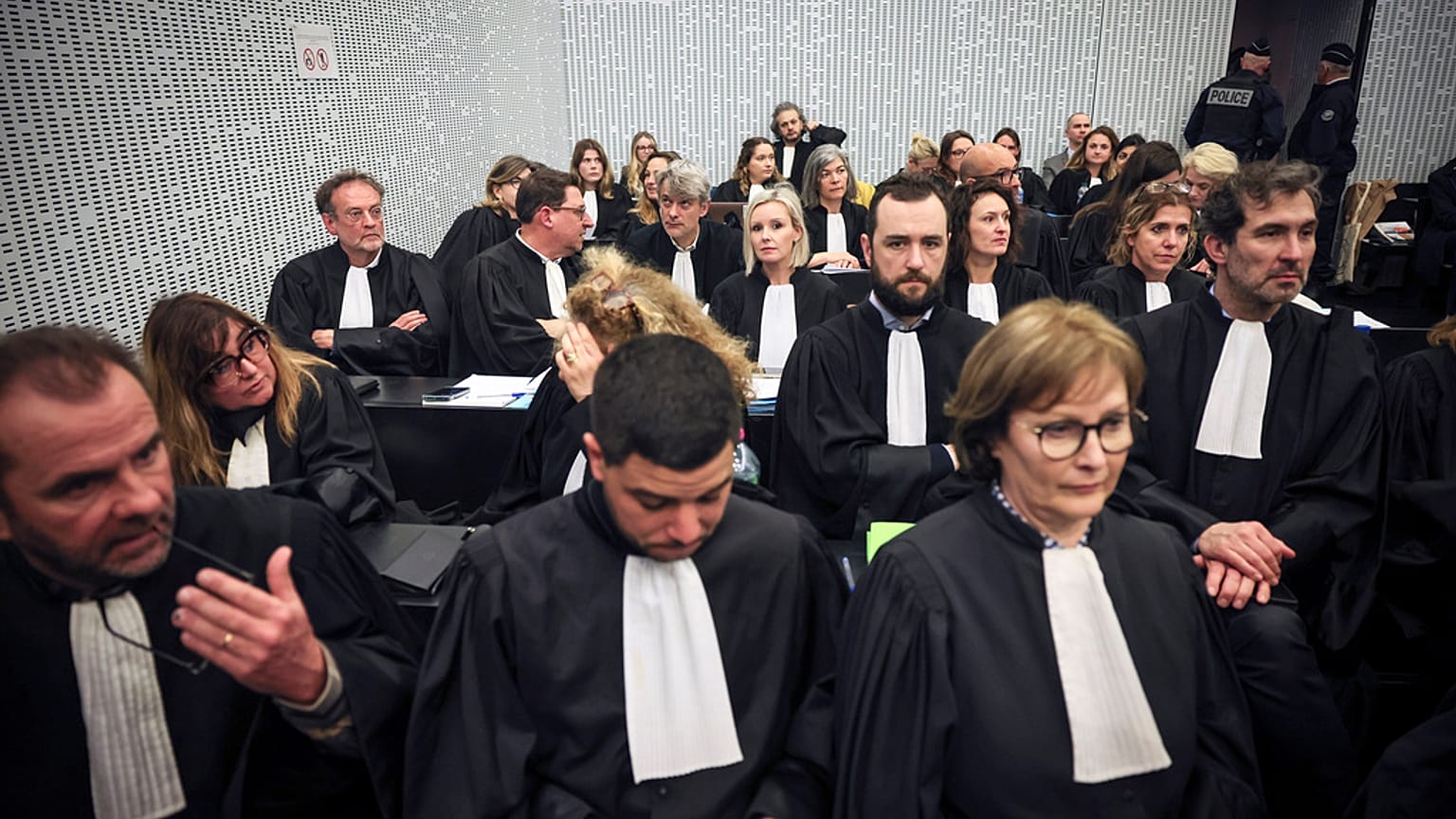 Adwokaci przybywają do sądu w Vannes w zachodniej Francji w dniu rozpoczęcia procesu francuskiego chirurga Joela Le Scouarneca, oskarżonego o gwałt lub nadużycie