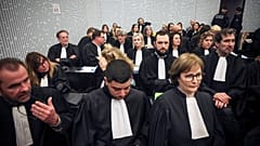 Adwokaci przybywają do sądu w Vannes w zachodniej Francji w dniu rozpoczęcia procesu francuskiego chirurga Joela Le Scouarneca, oskarżonego o gwałt lub nadużycie