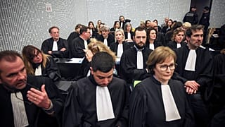 Adwokaci przybywają do sądu w Vannes w zachodniej Francji w dniu rozpoczęcia procesu francuskiego chirurga Joela Le Scouarneca, oskarżonego o gwałt lub nadużycie