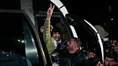 Los prisioneros palestinos son recibidos después de ser liberados de la prisión israelí tras un acuerdo de alto el fuego entre Israel y Hamás.