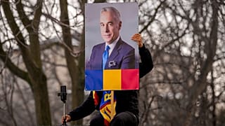Протестующий с портретом Джорджеску у здания Генпрокуратуры Румынии