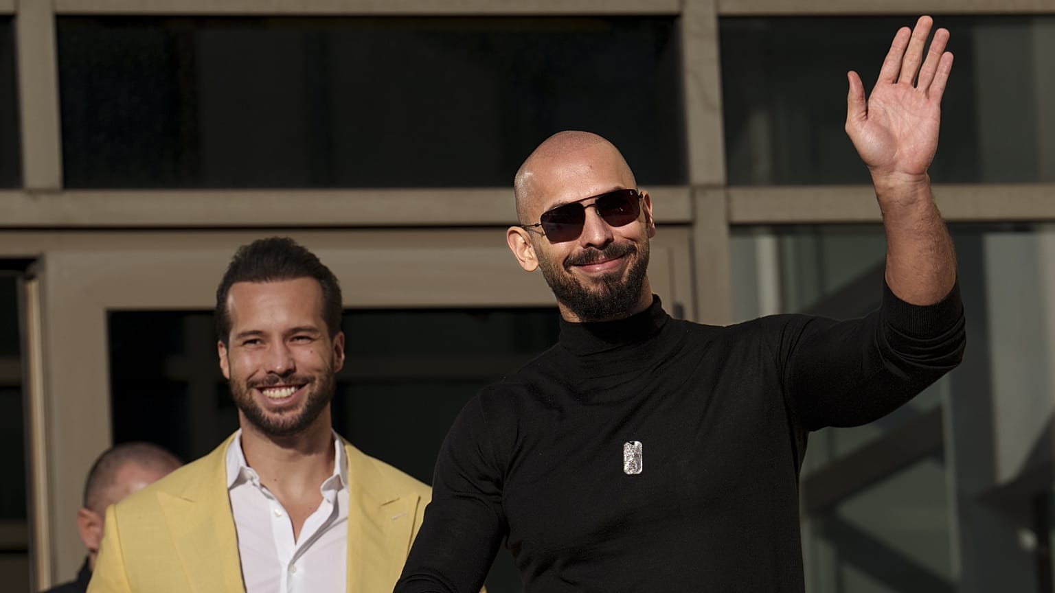 Andrew Tate salue à la sortie du Tribunal de Bucarest avec son frère Tristan à Bucarest, Roumanie, le 9 janvier 2025.