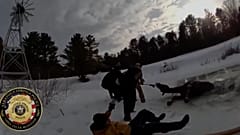 Sly, un caballo de 1.300 libras, es rescatado tras caer a través del hielo de un estanque, Saratoga Springs, Nueva York, EE.UU., 24.02.2025