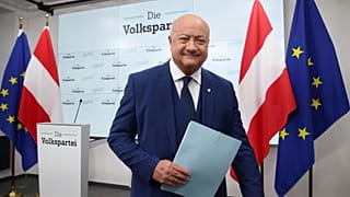 Le chef du Parti populaire autrichien, Christian Stocker, quitte une conférence de presse à Vienne.