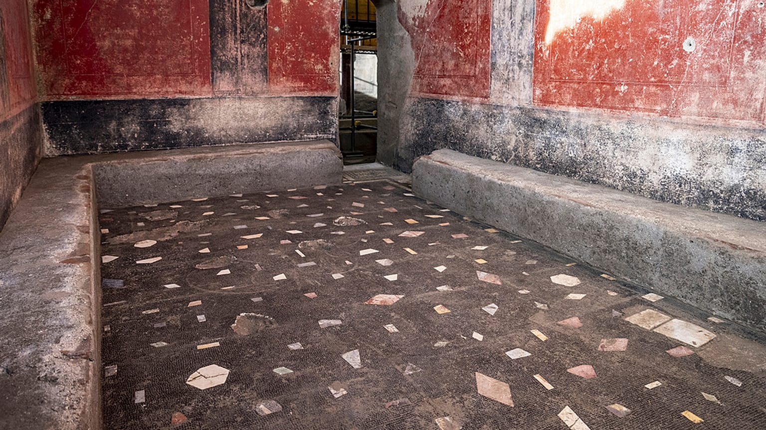 Bei der Entdeckung handelt es sich um einen Fries in Lebensgröße, der sich über drei Wände eines Bankettsaals erstreckt.