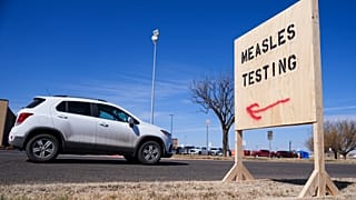 Un vehículo pasa junto a un cartel fuera del Distrito Hospitalario de Seminole que ofrece pruebas de sarampión el viernes 21 de febrero de 2025, en Seminole, Texas.