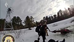 Immagine del salvataggio del cavallo Sly in uno stagno ghiacciato a Saratoga Springs (NY), tratta da video delle body cam della polizia di Saratoga Springs, 24 febbraio 2025