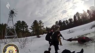 Immagine del salvataggio del cavallo Sly in uno stagno ghiacciato a Saratoga Springs (NY), tratta da video delle body cam della polizia di Saratoga Springs, 24 febbraio 2025