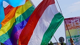 Drapeaux hongrois et arc-en-ciel côte à côte lors de l'ouverture des manifestations de la Pride en 2008