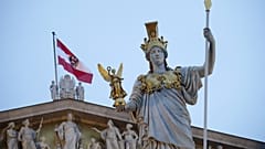 Pallasz Athéné szobra az osztrák parlament előtt