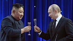  Kuzey Kore lideri Kim Jong-un ve Rusya Devlet Başkanı Vladimir Putin 25 Nisan 2019 tarihinde Rusya'nın Vladivostok kentinde kadeh kaldırdı.