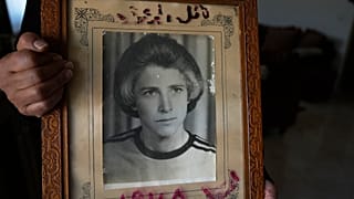صورة قديمة للأسير نائل البرغوثي تحملها زوجته، منزل العائلة في قرية كوبر بالضفة الغربية، شمال رام الله، السبت، 18 يناير 2025