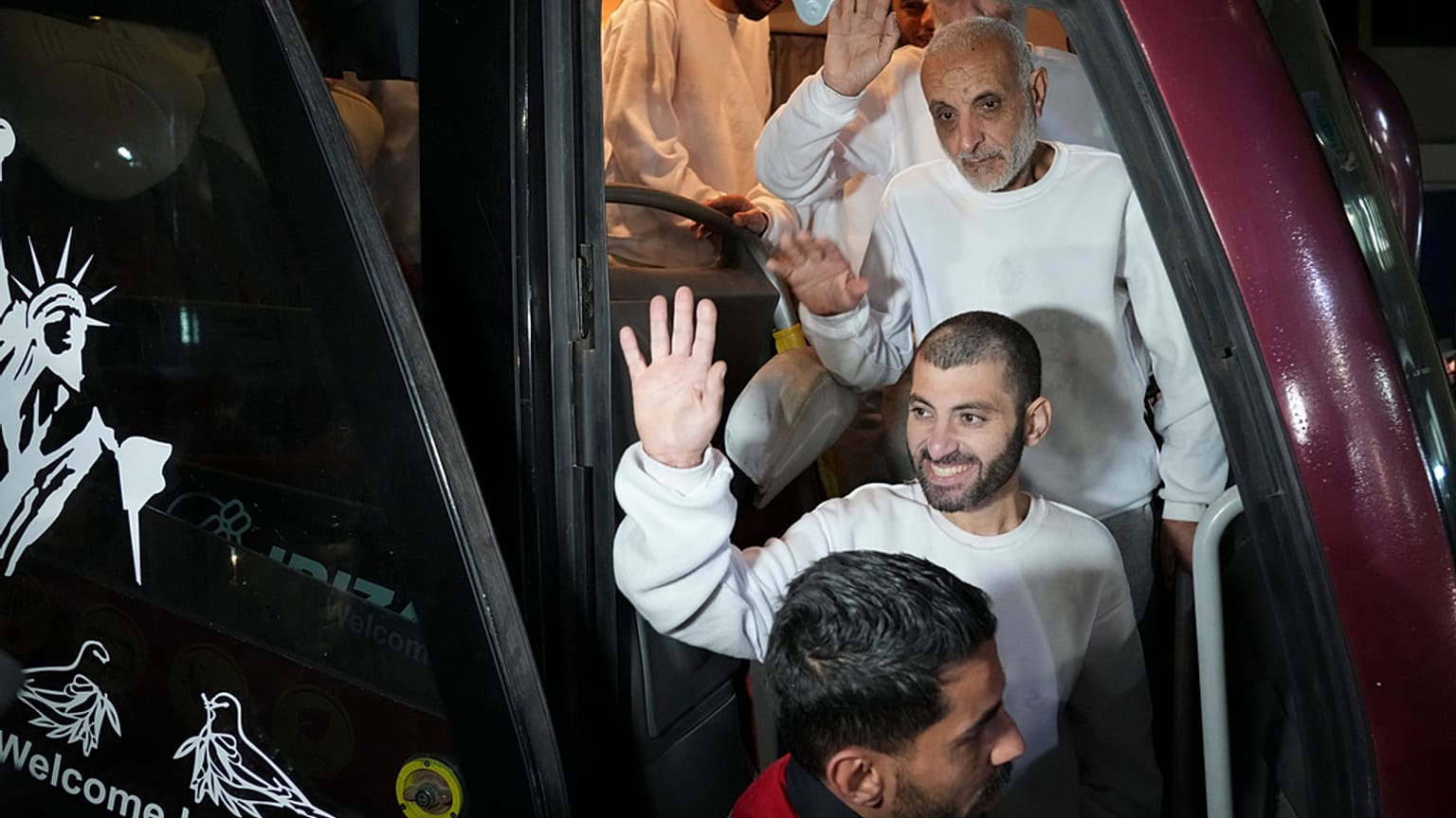 أسرى فلسطينيون يلوحون من داخل حافلة أثناء وصولهم إلى قطاع غزة بعد الإفراج عنهم من سجن إسرائيلي، في خان يونس، قطاع غزة، 27 شباط/فبراير 2025.