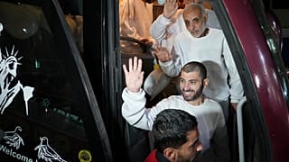 أسرى فلسطينيون يلوحون من داخل حافلة أثناء وصولهم إلى قطاع غزة بعد الإفراج عنهم من سجن إسرائيلي، في خان يونس، قطاع غزة، 27 شباط/فبراير 2025.