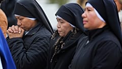 Varias personas rezan por el Papa Francisco frente al Policlínico Agostino Gemelli, donde el Pontífice se encuentra hospitalizado desde el 14 de febrero, en Roma, el miércoles 26 de febrero de 2025. (AP Photo/K