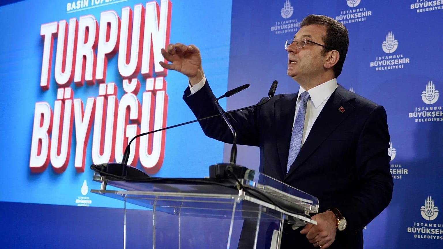 Ekrem İmamoğlu, 'Turpun Büyüğü' adlı basın toplantısında kürsüde konuşma yaparken, 27 Ocak 2025