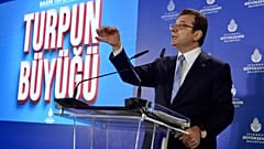 Ekrem İmamoğlu, 'Turpun Büyüğü' adlı basın toplantısında kürsüde konuşma yaparken, 27 Ocak 2025