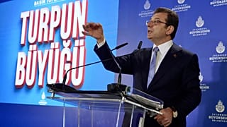 Ekrem İmamoğlu, 'Turpun Büyüğü' adlı basın toplantısında kürsüde konuşma yaparken, 27 Ocak 2025