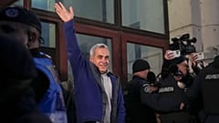 Calin Georgescu a legfőbb ügyészség bukaresti épületéből történő távozásakor 2025. február 26-án.
