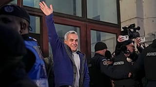 Calin Georgescu a legfőbb ügyészség bukaresti épületéből történő távozásakor 2025. február 26-án.