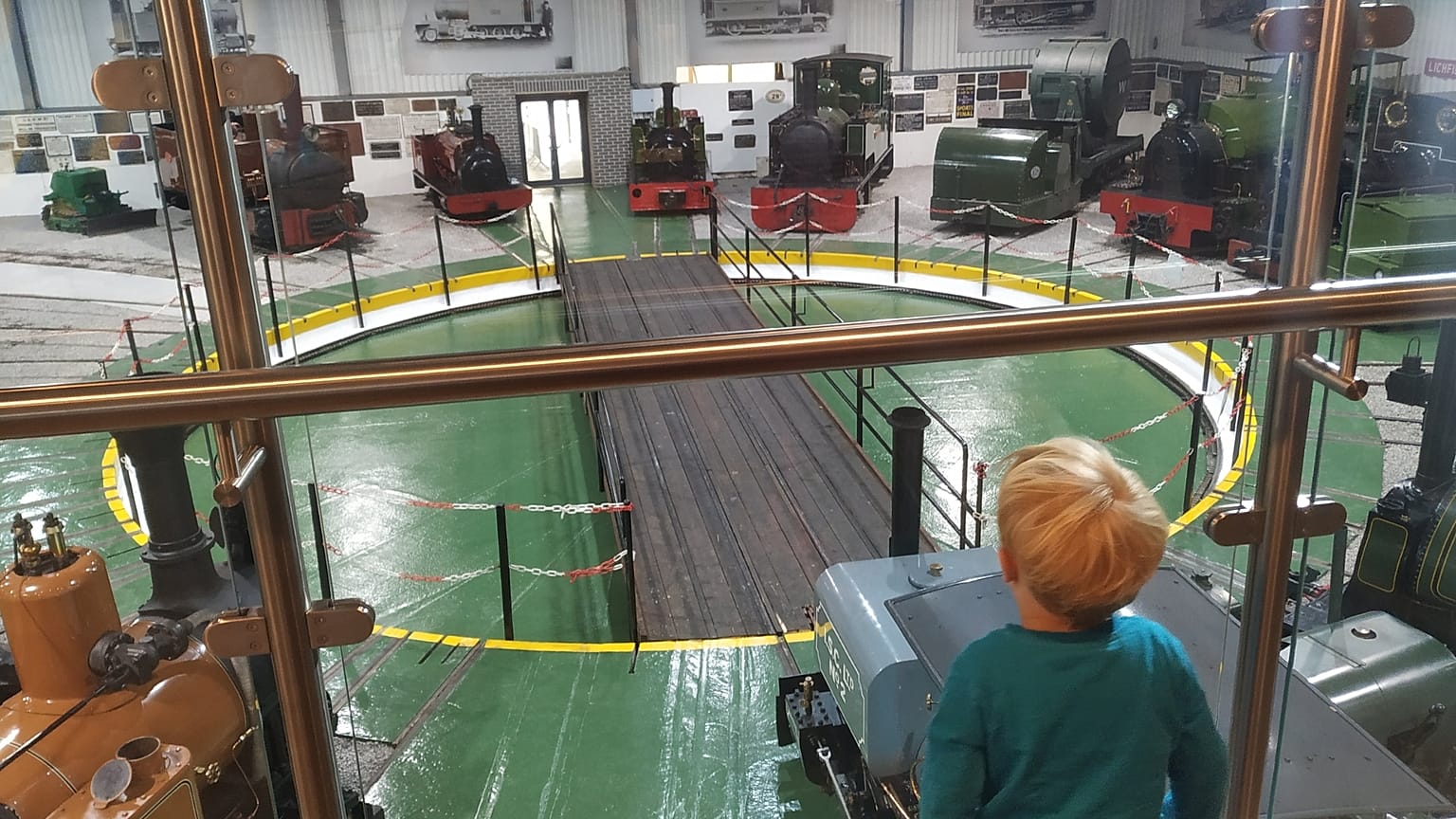Admirando las locomotoras del museo del ferrocarril, ambos en Statfold Country Park, en Midlands, Reino Unido.