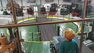 Admirando las locomotoras del museo del ferrocarril, ambos en Statfold Country Park, en Midlands, Reino Unido.