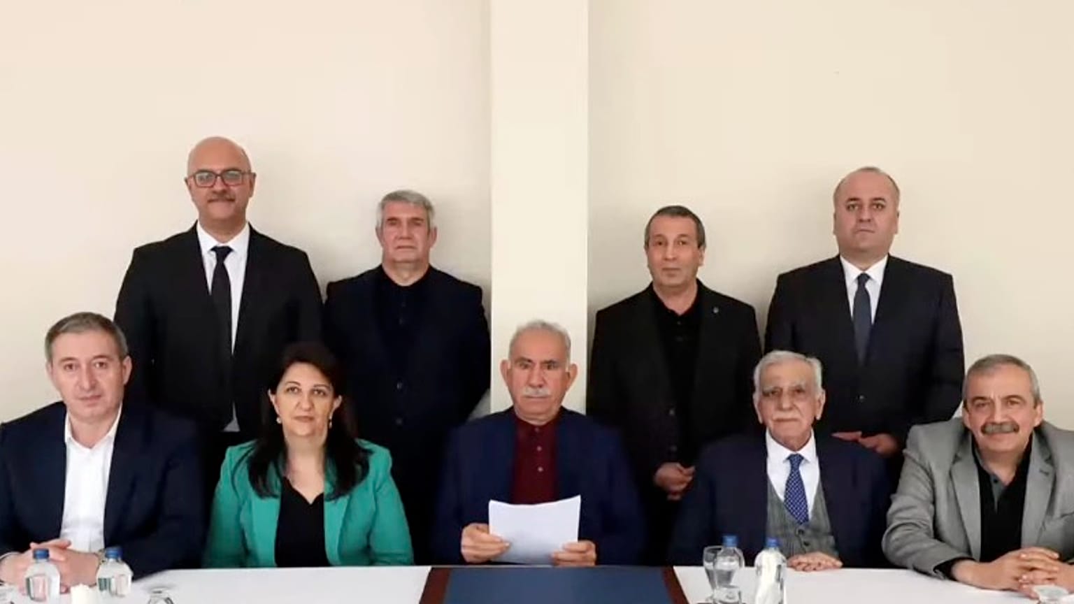 El líder del PKK Abdullah Öcalan (centro) y diputados del Partido DEM