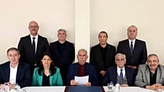 El líder del PKK Abdullah Öcalan (centro) y diputados del Partido DEM