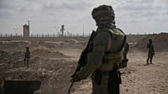 İsrail askerleri, Hamas'ın Gazze Şeridi'ndeki bir tünelin girişinin yanında beklerken.