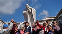 Fieles católicos de México se reúnen por fuera del hospital donde está ingresado el Papa, en Roma, este jueves