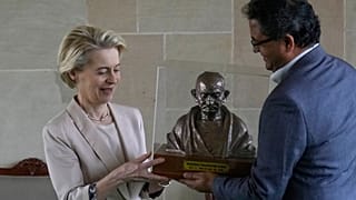 EU-Kommissionspräsidentin Ursula von der Leyen an der Mahatma-Gandhi-Gedenkstätte Rajghat in Delhi, Indien, 27. Februar 2025.