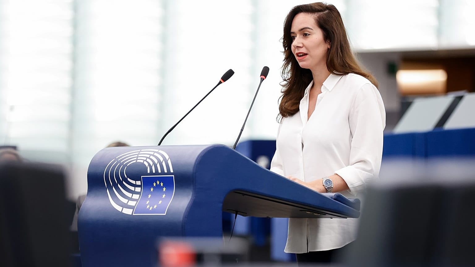 La eurodiputada Sarah Knafo durante una sesión plenaria.