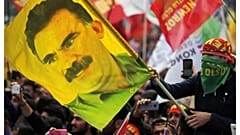 En esta foto de archivo de marzo de 2018, un joven sostiene una bandera con la imagen de Ocalan, en Estambul, Turquía.