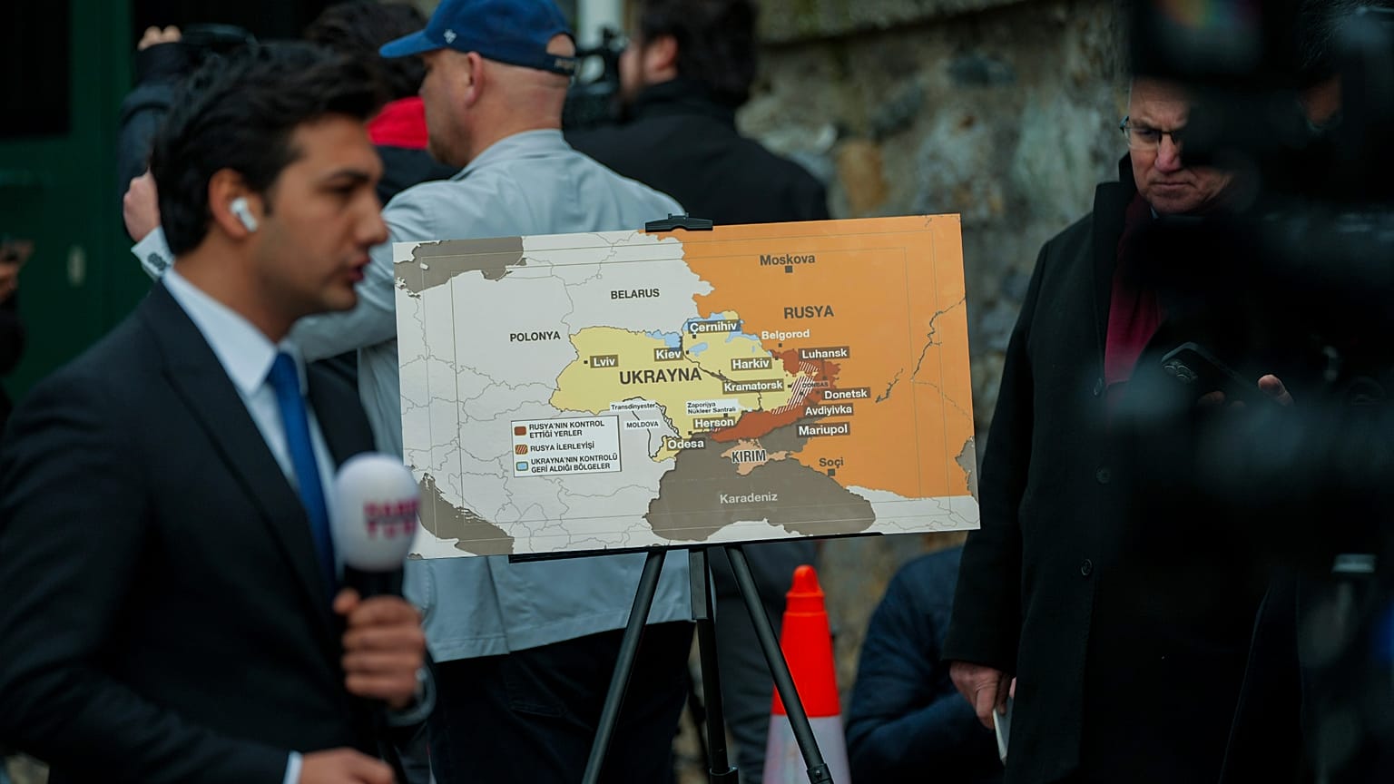 Gazeteciler, Rus ve ABD'li diplomatların büyükelçiliklerin işleyişini görüşmek üzere bir araya geldiği ABD Başkonsolosluğu'nun önünde