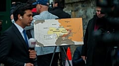 Gazeteciler, Rus ve ABD'li diplomatların büyükelçiliklerin işleyişini görüşmek üzere bir araya geldiği ABD Başkonsolosluğu'nun önünde