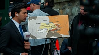 Gazeteciler, Rus ve ABD'li diplomatların büyükelçiliklerin işleyişini görüşmek üzere bir araya geldiği ABD Başkonsolosluğu'nun önünde