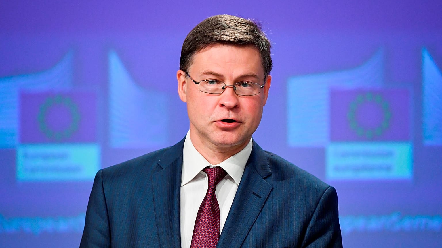 Le commissaire européen chargé de l'Économie, Valdis Dombrovskis, s'exprime lors d'une conférence de presse au siège de l'UE à Bruxelles, le mercredi 20 mai 2020.