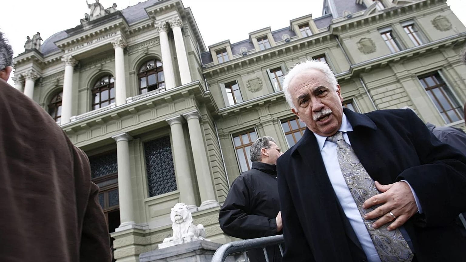 Doğu Perinçek, İsviçre'nin Lozan kentindeki Adalet Sarayı binasının dışında, 8 Mart 2007