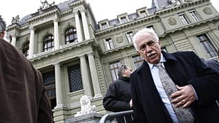 Doğu Perinçek, İsviçre'nin Lozan kentindeki Adalet Sarayı binasının dışında, 8 Mart 2007