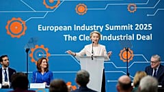 Avrupa Komisyonu Başkanı Ursula von der Leyen, Belçika'daki 'Temiz Sanayi Anlaşması' sunumunda konuşma yaparken, 26 Şubat 2025