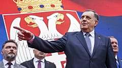 Milorad Dodik az elsőfokú ítélet kihirdetése után egy Banja Luka-i nagygyűlésen, 2025. február 25-én